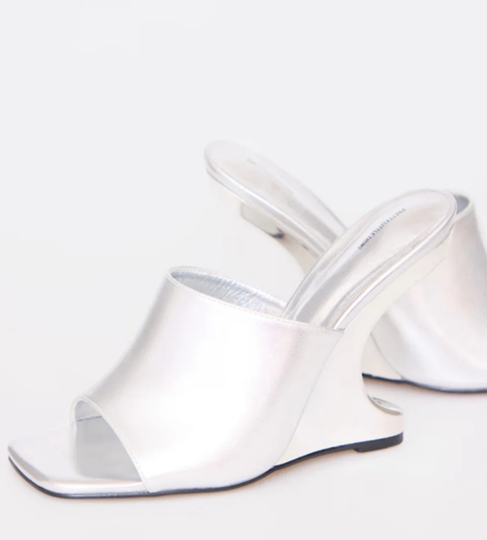 صندل زنانه پاشنه‌دار نقره‌ای مدل متالیک طرح مدرن