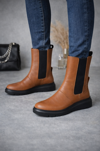 نیم بوت چلسی ECCO روی پا